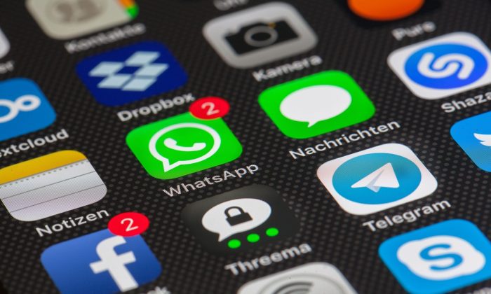 手机App图标网格界面截图示意，暖橙色主题图标居中展示，界面简洁现代